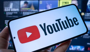 Varşova Polonya - 20 Eylül 2024: YouTube logosunu gösteren bir akıllı telefonun yakın çekimi dijital içeriği ve modern teknolojiyi günlük hayatta sergiliyor.