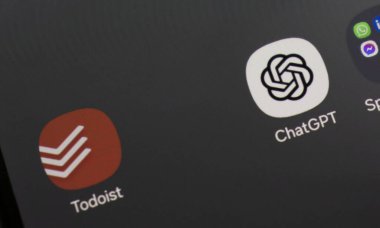 Varşova Polonya - 20 Eylül 2024: ChatGPT ve Todoist logoların yakın çekim görüntüsü, üretkenlik ve yapay zeka teknolojisi için modern uygulamaları gösteren mobil bir cihazda sergilendi.