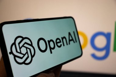 Varşova Polonya - 20 Eylül 2024: OpenAI logosunu bulanık bir arkaplanda gösteren bir akıllı telefonun yakın çekimi. Görüntü teknoloji ve yeniliği temsil ediyor..