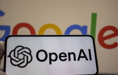 Varşova Polonya - 20 Eylül 2024: OpenAI logosunu bulanık bir Google logosuyla gösteren bir telefonun yakın çekimi