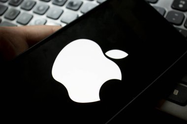 Varşova Polonya - 20 Eylül 2024: Akıllı telefon ekranında bir Apple logosunun yakın çekimi teknoloji ve yeniliği simgeliyor. Yazı işleri için mükemmel.