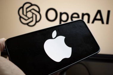 Varşova Polonya - 20 Eylül 2024: Bir kişi, OpenAI logosu önünde Apple logosunu gösteren bir telefon tutuyor..