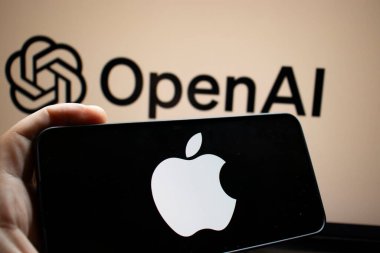 Varşova Polonya - 20 Eylül 2024: Apple logosunu OpenAI logosu önünde gösteren akıllı telefonun yakın çekimi teknoloji ve yeniliği simgeliyor.