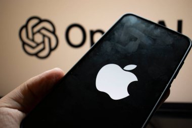 Varşova Polonya - 20 Eylül 2024: Apple logosunu OpenAI arka planında gösteren bir akıllı telefonun yakın çekimi. Bu görüntü teknolojik yeniliği sembolize ediyor..
