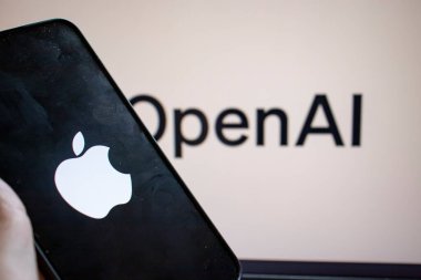 Varşova Polonya - 20 Eylül 2024: Bir Apple cihazının yakın plan görüntüsü OpenAI arka planında teknolojiyi ve yeniliği sembolize eden logoyu gösteriyor.