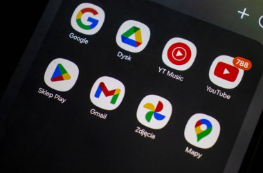 Varşova Polonya - 20 Eylül 2024: Google YouTube ve Gmail 'in modern teknoloji kullanımını gösteren popüler logoları gösteren cep telefonu uygulamalarının yakından görüntüsü.