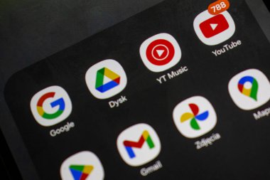 Varşova Polonya - 20 Eylül 2024: Google YouTube ve Gmail gibi popüler uygulamaları gösteren bir akıllı telefon ekranında çeşitli uygulama simgelerinin yakın çekimi. Modern teknoloji kullanımını vurgular.