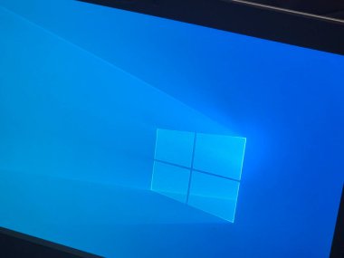 Varşova Polonya - 20 Eylül 2024: Mavi arkaplan ve logoyu gösteren Windows işletim sistemi ekranının yakın çekimi. Teknolojiyle ilgili içerik için ideal.