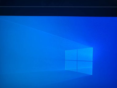 Varşova Polonya - 20 Eylül 2024: Modern teknoloji ve dijital arayüzleri sembolize eden parlak mavi bir arkaplanda Windows 10 logosunu gösteren dijital bir ekran.