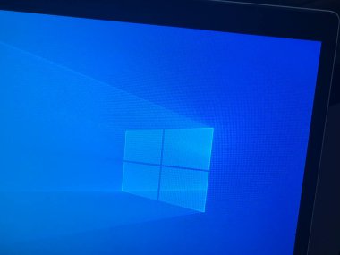 Varşova Polonya - 20 Eylül 2024: Modern teknoloji eğilimlerini yansıtan canlı mavi arka planda Windows 10 logosunu gösteren bir bilgisayar ekranının yakın çekimi.