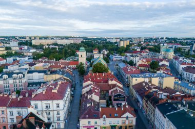 Rzeszow Polonya - 20 Eylül 2024: Rzeszow şehrinin havadan görünüşü modern ve tarihi mimari ve canlı şehir manzaralarını gözler önüne seriyor.