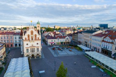 Rzeszow Polonya - 20 Eylül 2024: Rzeszow şehir merkezinin tarihi mimari ve canlı kare atmosferini gösteren güzel manzarası.