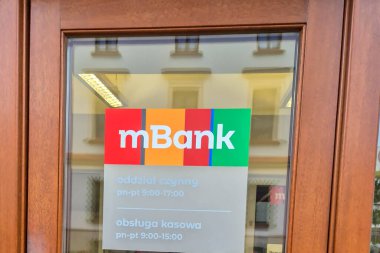 Rzeszow Polonya - 20 Eylül 2024: mBank şubesi kapıda çalışma saatlerini gösteriyor. Polonya 'da modern bir banka müşterilerin ihtiyaçlarını karşılıyor.