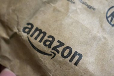 Varşova Polonya - 20 Eylül 2024: Logo ve ambalaj detaylarını gösteren Amazon paketinin yakın çekimi. E-ticaret ve nakliye konuları için mükemmel..