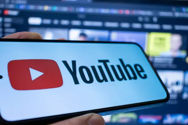 Varşova Polonya - 20 Eylül 2024: YouTube logosunu bulanık arkaplanda gösteren bir akıllı telefonun yakın çekimi. Teknoloji ve dijital içerik için ideal