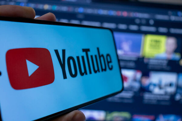 Варшава Польша - 20 сентября 2024 года: Крупный план смартфона с логотипом YouTube, акцент на цифровые медиа и обмен онлайн-контентом.