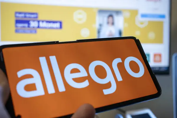 Varşova Polonya - Ekim 12023: Allegro logosunun renkli bir arka planda çevrimiçi alışveriş platformunu gösteren bir akıllı telefonun yakın çekimi. Polonya 'da online alışveriş.