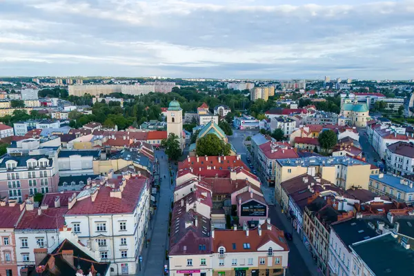 Rzeszow Polonya - 20 Eylül 2024: Rzeszow şehrinin havadan görünüşü modern ve tarihi mimari ve canlı şehir manzaralarını gözler önüne seriyor.