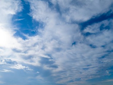 Dinamik bulutları ve mavi tonlarıyla güzel bir gökyüzü sakin bir atmosfer yaratıyor. Özgeçmiş ve doğa temalı projeler için mükemmel..