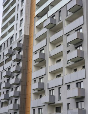 Modern apartmanlar gösterişli balkonlar ve çağdaş mimari sergiliyor. Kentsel yaşam tarzı temaları için ideal.