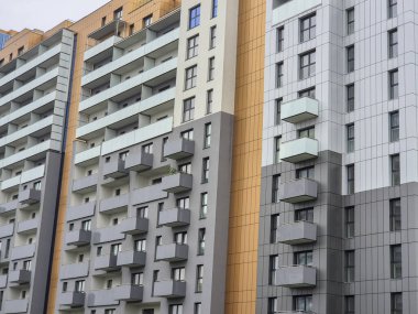 Modern konut ön cephesinde mimari tasarım ve malzemeler sergileniyor