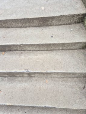 Dokulu yüzeyleri ve ince ayrıntıları olan beton basamakların yakın görüntüsü. Arkaplan ya da mimari temalar için ideal.