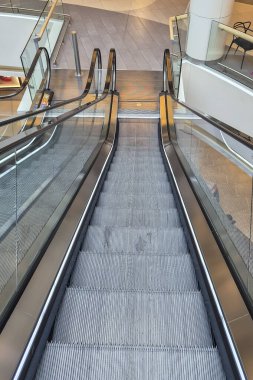 Şehir merkezinde modern bir yürüyen merdivenin yakın çekim görüntüsü. Gösterişli, parlak bir tasarım ve hareket..