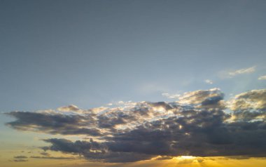 Parlak bulutlarla sersemletici bir gün batımı ve güneş ışığı doğa aşıkları için mükemmel bir şekilde akıyor..