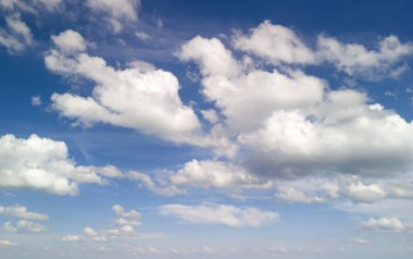 Güneşli bir günde yumuşak bulutlu güzel bir gökyüzü huzurlu ve huzurlu bir atmosfer yaratıyor. Doğa aşıkları için mükemmel bir geçmiş ve çeşitli projeler için de..
