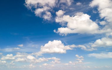 Pofuduk beyaz bulutlarla dolu güzel mavi gökyüzü arka plan ya da doğa temaları için mükemmel sakin ve huzurlu bir atmosfer yaratıyor..