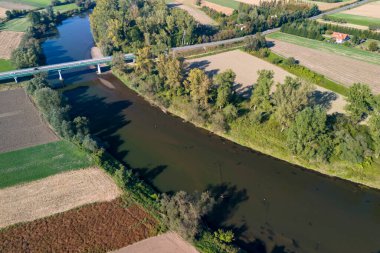 Bereketli yeşillik ve tarım arazileriyle çevrili sakin bir nehrin havadan görünüşü kırsal kesimde güzellik ve sükuneti gözler önüne seriyor..