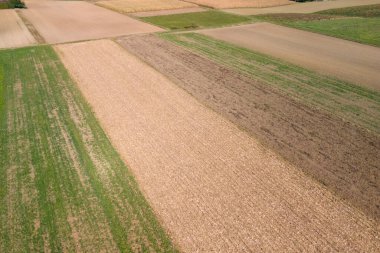 Farklı ekin desenlerini ve dokularını gösteren hava manzarası kırsal manzaraların güzelliğini vurguluyor..