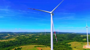 Yel değirmeni türbinlerinin hava görüntüsü yeşil enerji elektriği üretiyor. Yeşil enerji üreten rüzgar çiftliği