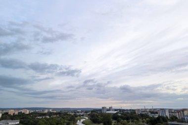 Rzeszow, Polonya - 20 Haziran 2024: Rzeszow 'un dramatik bir gökyüzü altındaki panoramik manzarası, şehrin ufuk çizgisi ve doğal çevresini gözler önüne seriyor.