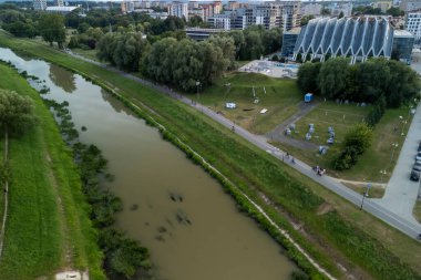 Rzeszow, Polonya - 20 Haziran 2024: Rzeszow şehir parkının havadan görünüşü, modern mimari ve yemyeşil sergileniyor, açık hava aktiviteleri için mükemmel.