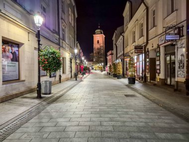 Rzeszow, Polonya - 15 Ekim 2024: Aydınlatılmış sokaklar ve tarihi mimariyle Rzeszow 'un gece sahnesi, gece kasaba hayatı ve ambiyansını gözler önüne seriyor.