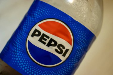 Varşova Polonya - 22 Eylül 2024: Mavi etiketli bir Pepsi şişesinin yakın çekimi. Şişedeki buğulanma soğutma olduğunu gösteriyor.