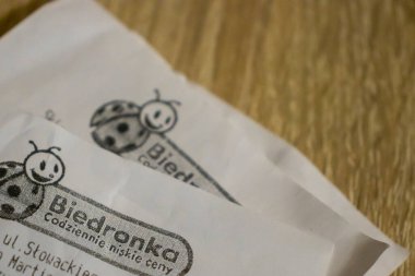 Varşova Polonya - 22 Eylül 2024: Logoyu gösteren Biedronka makbuzunun yakın çekimi. Polonya 'da bütçe alışveriş kültürünün bir sembolü.