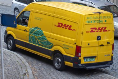 Rzeszow Polonya - Ekim 12023: Çevre dostu lojistik ürünlerini sergileyen bir şehirde bir DHL elektrikli karavan. Sürdürülebilirlik ve ulaşım temaları için ideal.