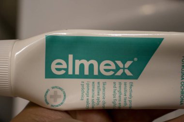 Varşova Polonya - Ekim 12023: Bir Elmex diş macunu tüpünün yakından çekimi hassas dişler için ağız sağlığı ve korunmayı teşvik ediyor. Diş bakımı pazarlaması için ideal.