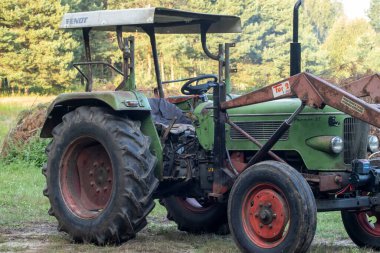 Varşova Polonya - 20 Eylül 2024: Güneşli bir günde açık havada park etmiş klasik yeşil Fendt traktörü. Kırsal alanda antik tarım aracı.