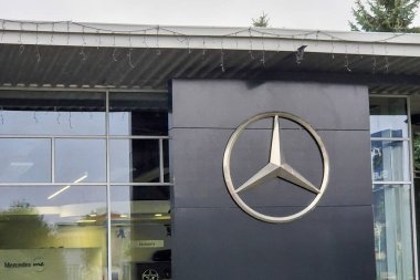 Rzeszow Polonya - 20 Eylül 2024: Sembolik logosunu ve modern tasarımını sergileyen bir Mercedes bayiliği. Otomotiv meraklıları ve iş bağlamları için ideal.
