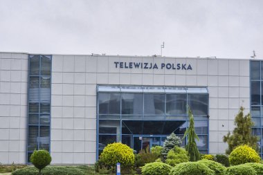 Rzeszow Polonya - 20 Eylül 2024: Telewizja Polska 'nın çağdaş mimari sergilenen yeşil bir çevresi olan modern binası. Editör kullanımı için ideal.