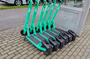 Rzeszow Polonya - 20 Eylül 2024: Elektrikli scooterlar, kentsel hareketlilik ve kolaylık için çevre dostu ulaşım seçeneklerini desteklemek amacıyla bir şehir caddesine park edildi.
