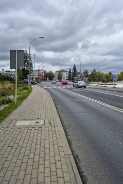 Rzeszow, Polonya - 20 Eylül 2024: Rzeszow 'da bulutlu bir günde kalabalık caddeler, araçlar ve halk tabelaları kentteki kentsel yaşamı ve modern altyapıyı yansıtıyor.