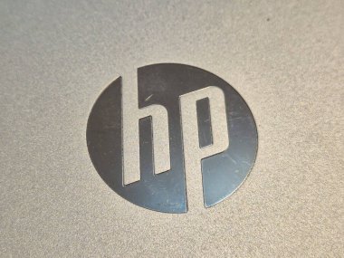 Varşova, Polonya - 20 Eylül 2024: Bir dizüstü bilgisayarda HP logosu yakın plan. Bu sembolik marka modern çağdaki teknoloji ve yeniliği sembolize eder..