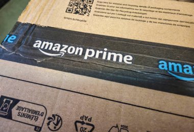 Varşova, Polonya - 20 Eylül 2024: Bir Amazon Prime paketine yakın plan, markalaşma ve geri dönüşüm bilgileri, çevrimiçi alışveriş kolaylığını ve modern tüketiciliği sembolize ediyor.