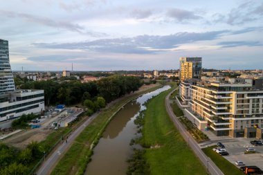 Rzeszow, Polonya - 20 Haziran 2024: Rzeszow şehri boyunca kıvrılan San Nehri 'nin havadan görünüşü, modern mimari ve şehir yeşilliğini gözler önüne seriyor.
