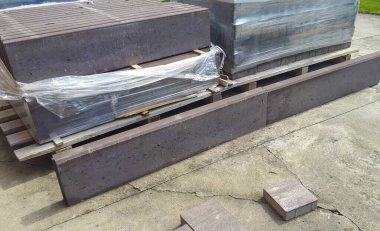 İnşaat alanındaki beton bloklar doğal ışık altında dokularını ve renklerini sergiliyor. İnşaat veya inşaatla ilgili projeler için ideal.