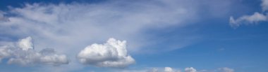 Yumuşak beyaz bulutları olan güzel mavi bir gökyüzü, doğanın sükunetini göstermek için idealdir. Arkaplan ya da hava durumuyla ilgili konular için mükemmel.